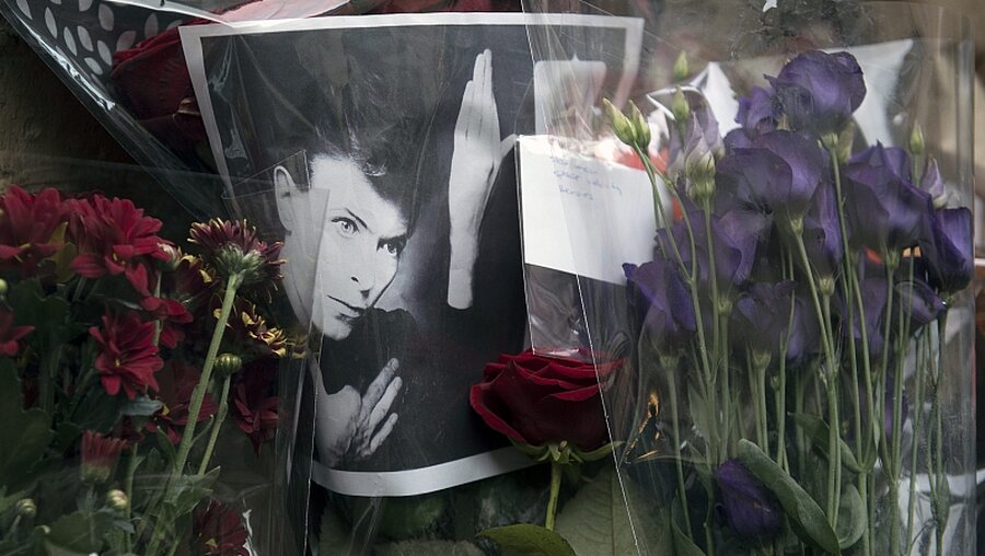 Blumen für den verstorbenen Bowie / © Will Oliver (dpa)