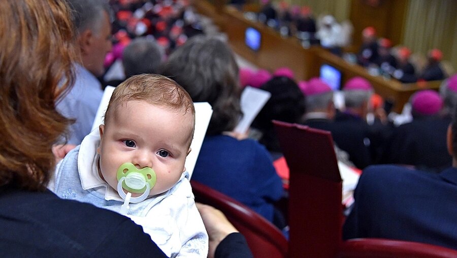 Jüngster Zuhörer bei Synode / © Ettore Ferrari (dpa)