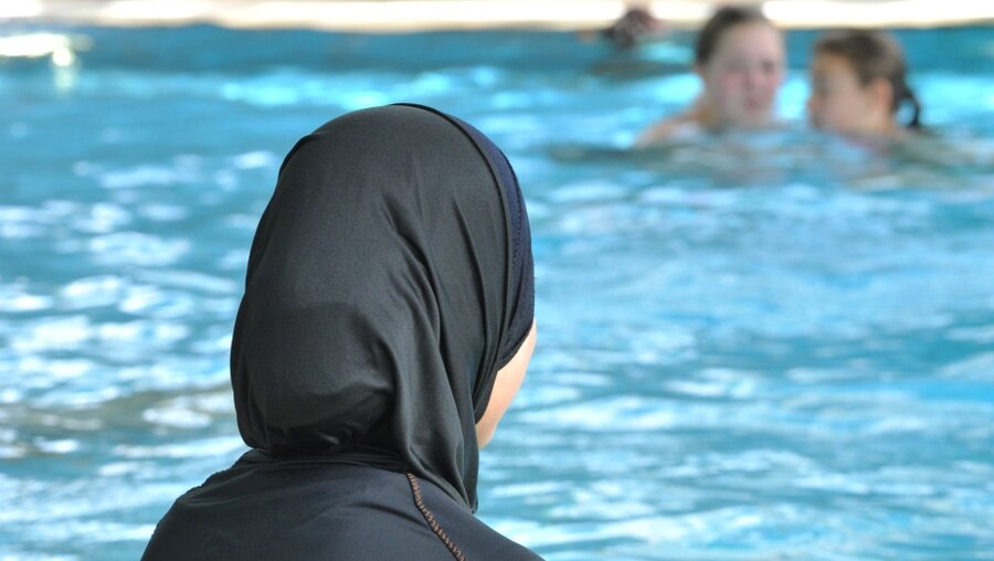 Musliminnen müssen am Schwimmunterricht teilnehmen (dpa)