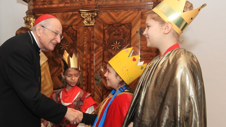Kardinal Meisner mit Sternsingern (Kindermissionswerk)