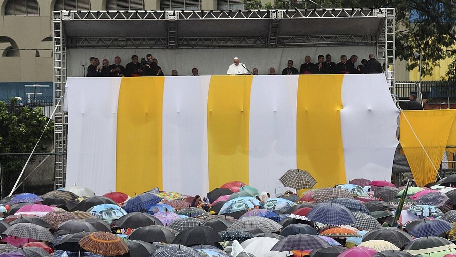 Papst spricht zu Favela-Bewohnern (dpa)