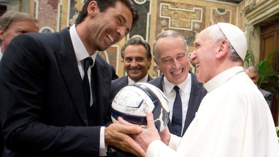 Italiens Kapitän Buffon beim Papst (dpa)