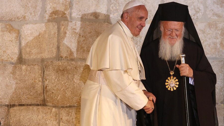 Papst Franziskus und Patriarch Bartholomäus I. (dpa)