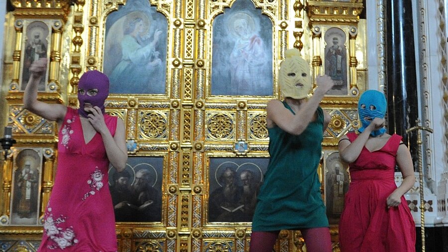 Pussy Riot in der Moskauer Kathedrale (dpa)