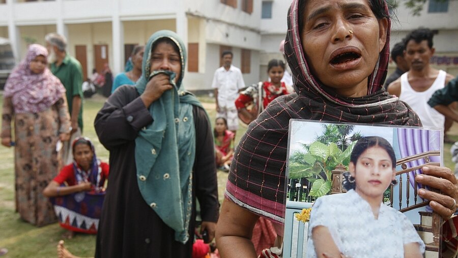 Trauer um Textilarbeiterinnen in Bangladesch (dpa)