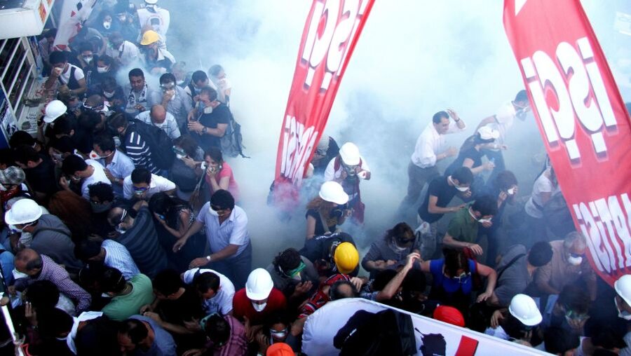 Tränengasattacke in Istanbul (dpa)