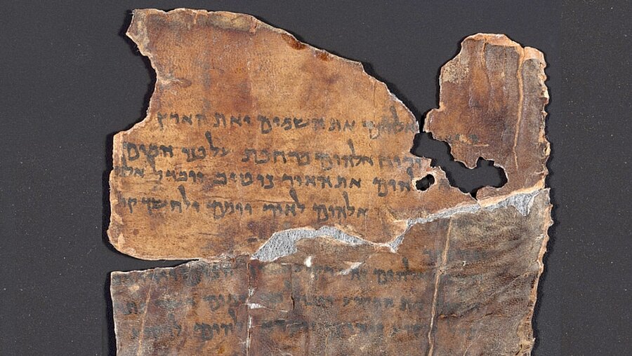 Ein Auszug aus den Qumran-Rollen: Genesis 1.1 aus dem Alten Testament / © Shai Halevi (dpa)