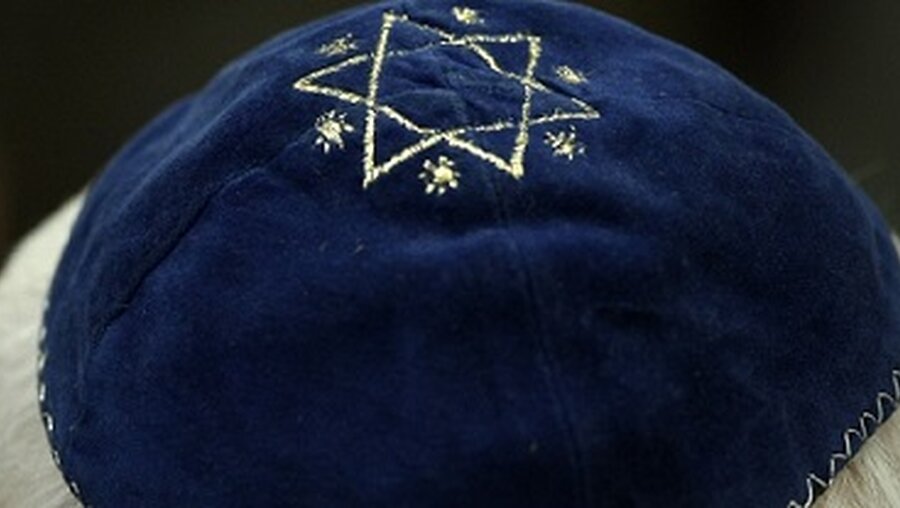 Eine Kippa, eine bei der Ausübung des jüdischen Glaubens gebräuchliche Kopfbedeckung für Männer. (dpa)