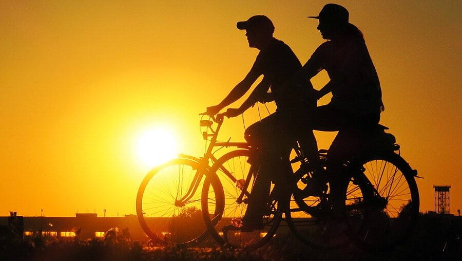 Radfahrer im Sonnenuntergang / © Soeren Stache (dpa)