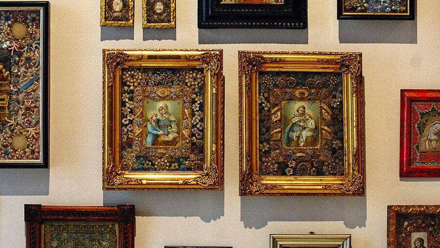 Rahmenensemble religiöser Volkskunst im Kunstmuseum Kolumba (KNA)