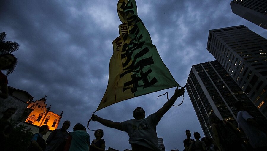 Zehntausende Rousseff-Anhänger demonstrieren in Brasilien gegen Amtsenthebung / © Antonio Lacerda (dpa)