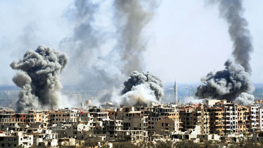 Rauch steigt nach dem Einschlag einer Rakete der syrischen Armee über Duma auf / © Ammar Safarjalani (dpa)
