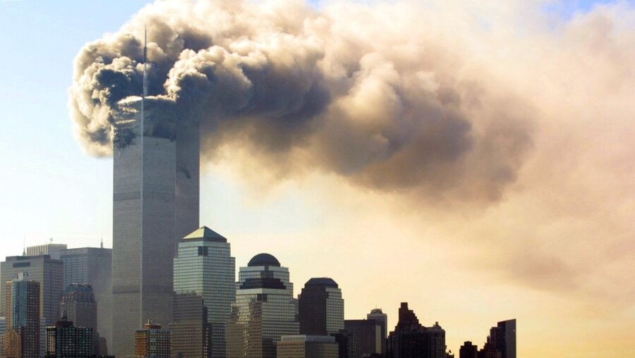 Rauch steigt von den brennenden Zwillingstürmen des World Trade Centers in Manhattan auf / © Hubert Boesl (dpa)