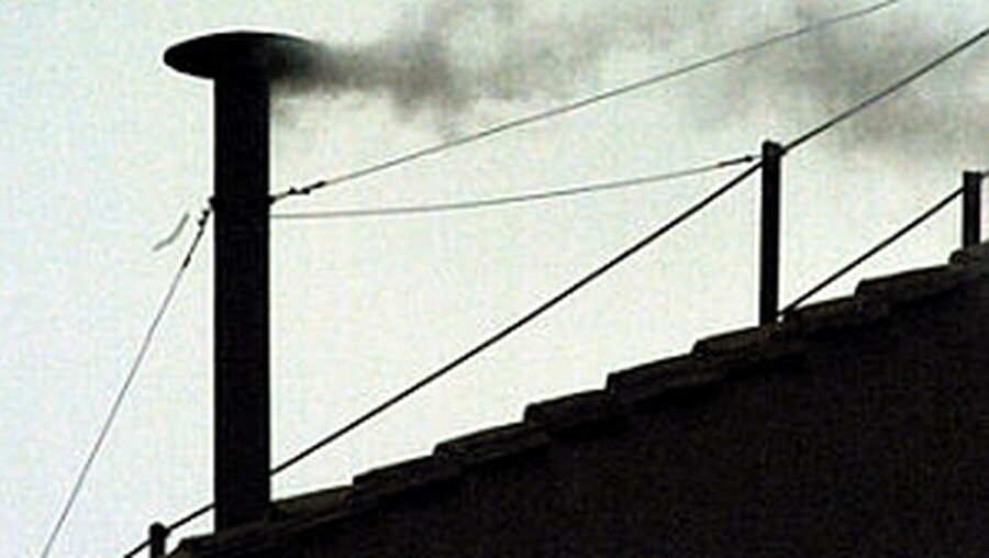Weißer Rauch am 19. April 2005 (KNA)