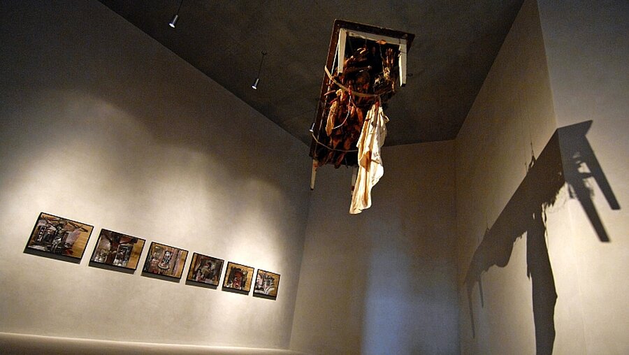 Raum 18 (Ostkabinett) des Kunstmuseums Kolumba mit Chris Newmans "Bedroom Jesus / Bathroom Jesus / Selfprotrait" und Paul Theks "Fishman" / © Günter Vahlkampf (KNA)