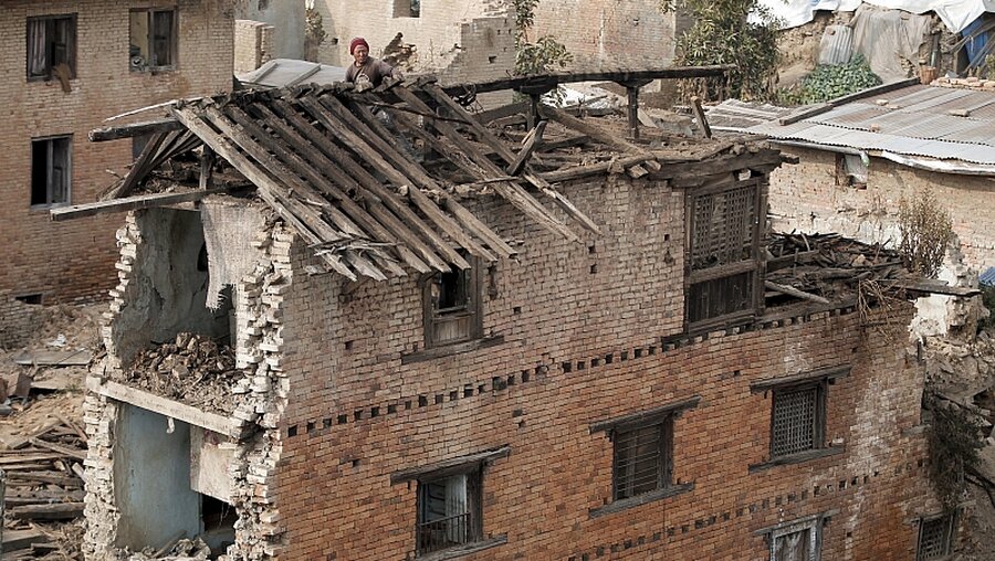 Wiederaufbau in den Ruinen in Nepal / © Narendra Shrestha (dpa)
