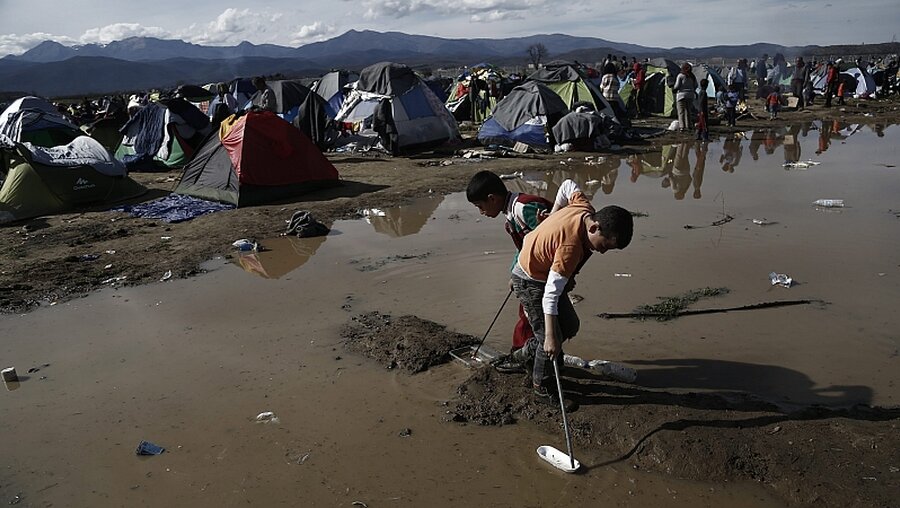 Flüchtlinge im griechischen Camp Idomeni / © Yannis Kolesidis (dpa)