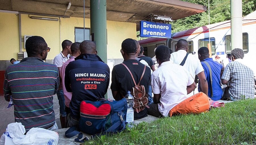 Flüchtlinge an der Brenner-Bahnhofsstation zwischen Italien und Österreich / © Expa/Johann Groder (dpa)