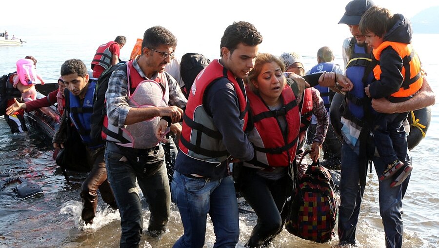 Flüchtlinge erreichen die Insel Lesbos (dpa)