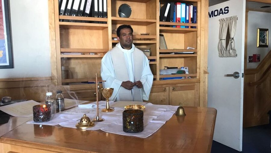 Pfarrer Regamy Thillainathan auf dem Schiff der MOAS (DR)