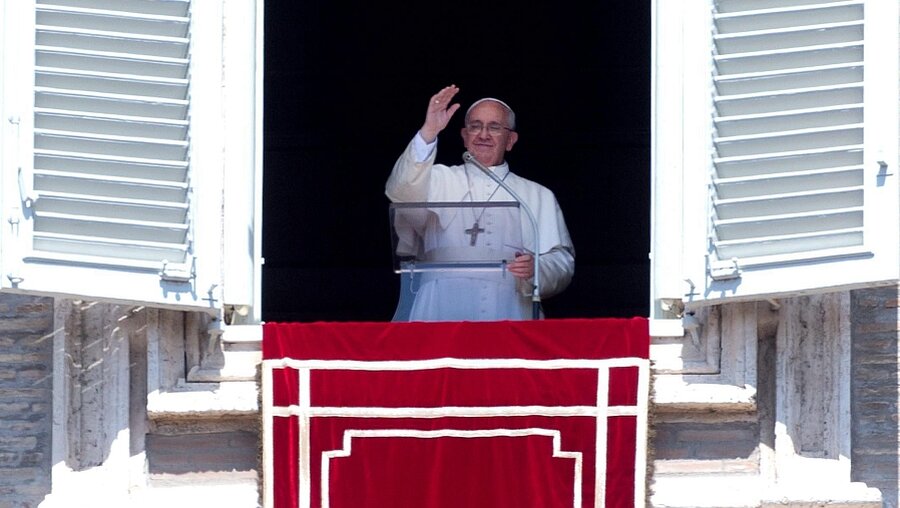 Papst beim Regina Coeli (dpa)