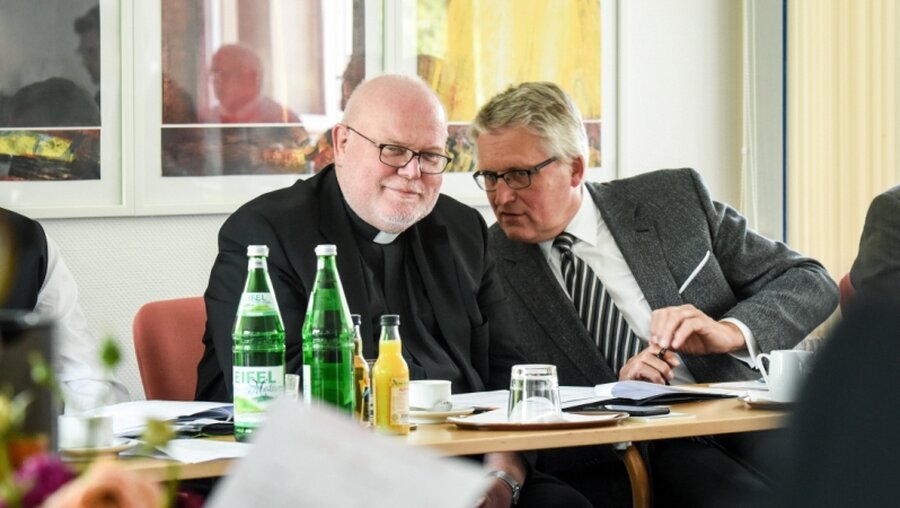 Reinhard Kardinal Marx (l.) und Thomas Sternberg / © Julia Steinbrecht (KNA)