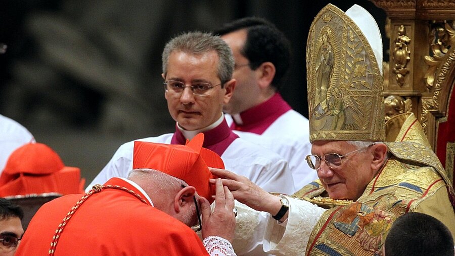  Reinhard Marx wurde hier 2010 von Papst Benedikt XVI zum Kardinal erhoben. / © Karl-Josef Hildenbrand (dpa)
