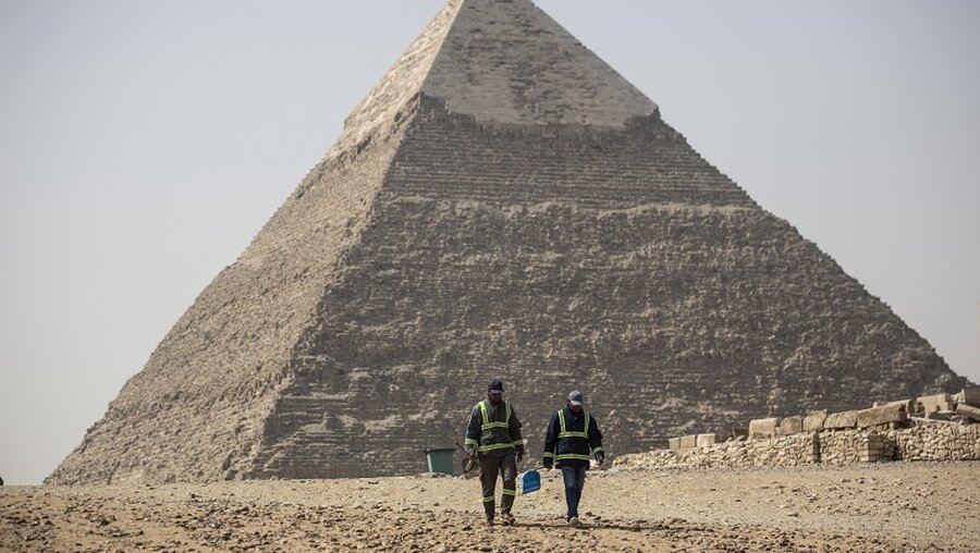 Reinigungs- und Desinfektionsaktion vor den Pyramiden von Gizeh / © Gehad Hamdy (dpa)