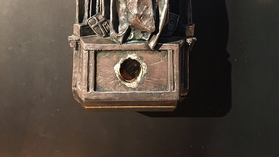 Diebstahl: Das beschädigte Reliquiar von Johannes Paul II. im Kölner Dom / © Polizei Köln (dpa)