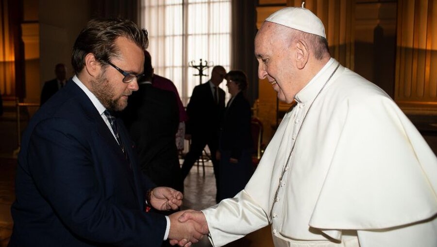 Renardo Schlegelmilch und Papst Franziskus (VM)