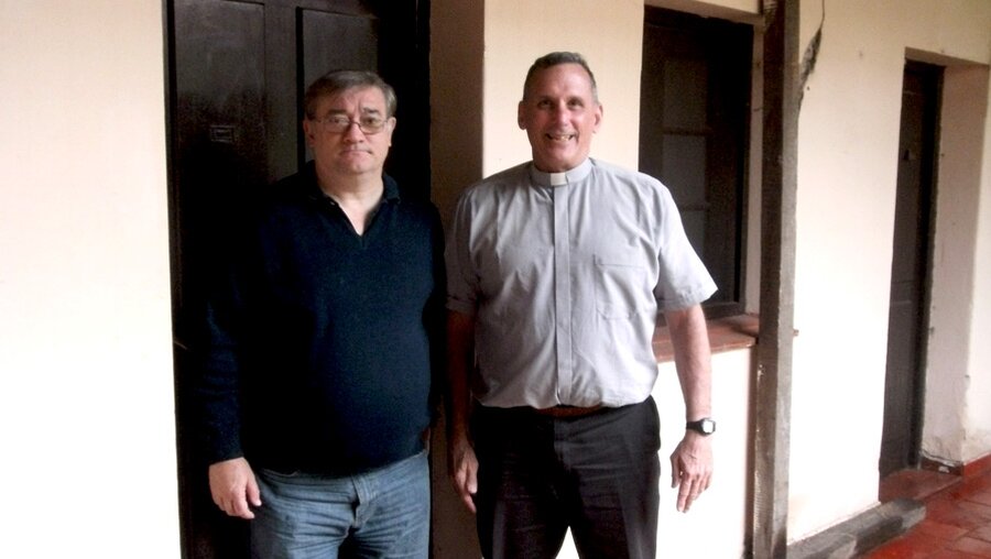 Die Jesuiten Vincent Capuno und Fernando Cerverz vor dem Zimmer Nr. 6, in dem Bergoglio lebte / © Johannes Maeling (DR)