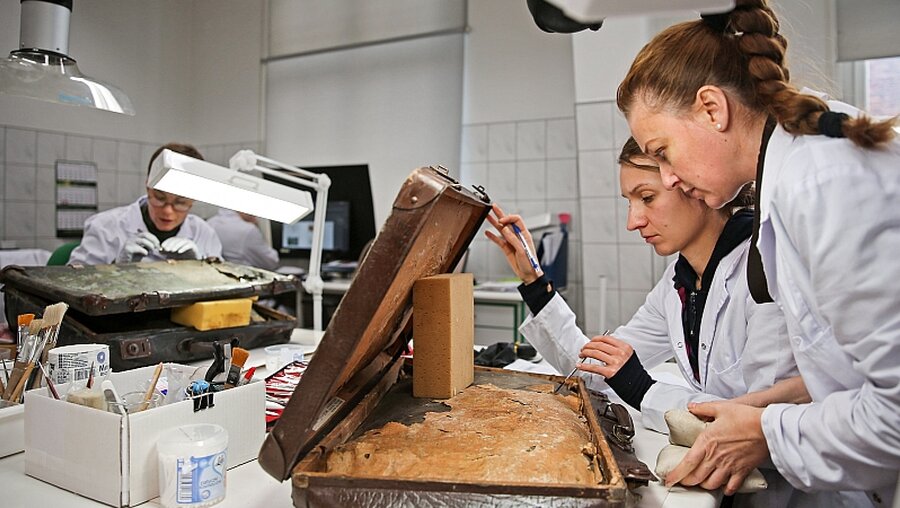 Restauratoren konservieren zwei Koffer von Holocaust-Opfern / © Markus Nowak (KNA)