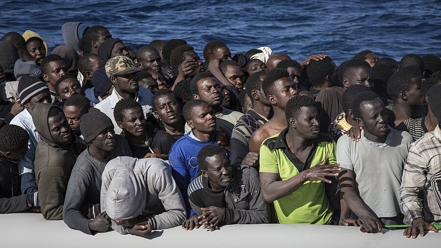 Rettung von Migranten aus dem Mittelmeer / © Sima Diab (dpa)