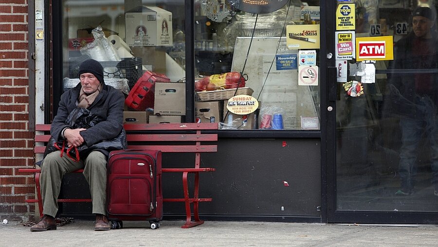 Inkognito unter Obdachlosen - Richard Gere im Film "Time Out of Mind"  / © KSM GmbH (dpa)