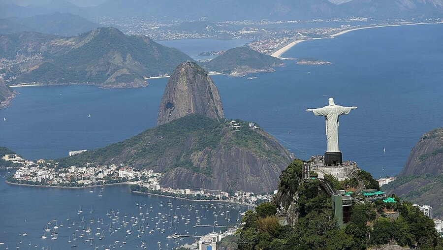 Rio de Janeiro von oben / © EPA/MARCELO SAYAO (dpa)