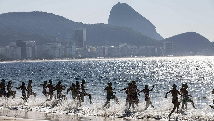Sportler am Copacabana-Strand (dpa)