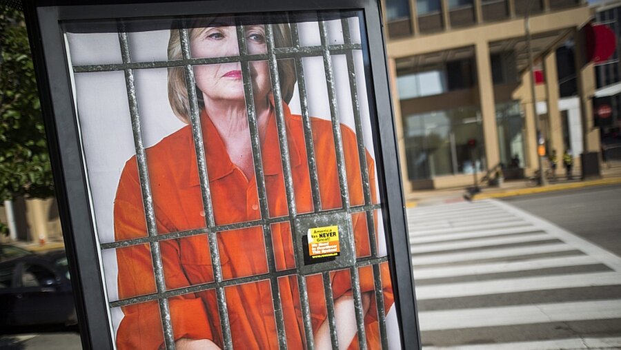 Poster vor Republikaner-Parteitag zeigt Hillary Clinton hinter Gittern / © Jim Lo Scalzo (dpa)