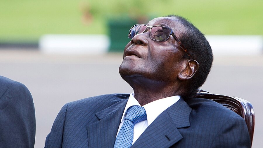 Foto aus früheren Zeiten: Robert Mugabe / © Tsvangirayi Mukwazhi (dpa)