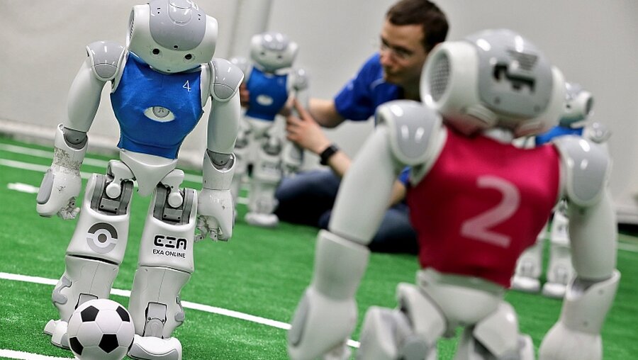 Roboter können mittlerweile sogar schon Fußball spielen. (dpa)