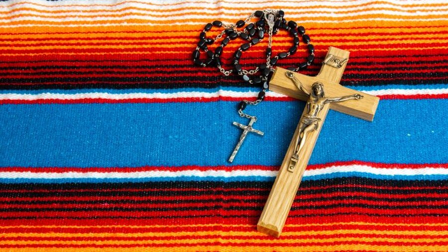 Rosenkranz und Kruzifix auf einem mexikanischen Sarape / © BT Images (shutterstock)