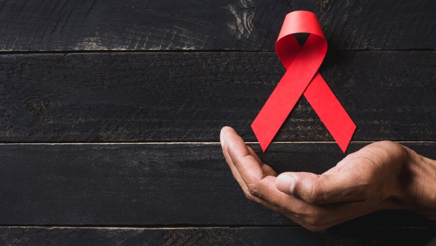 Rote Schleife ist das Symbol des Kampfes gegen AIDS / © kram9 (shutterstock)