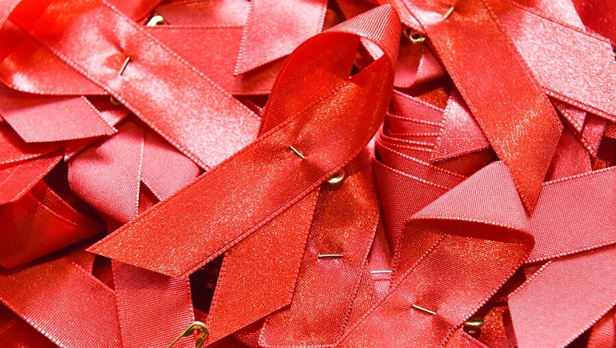 Rote Schleife ist das Symbol des Kampfes gegen AIDS / © Maike Müller (KNA)