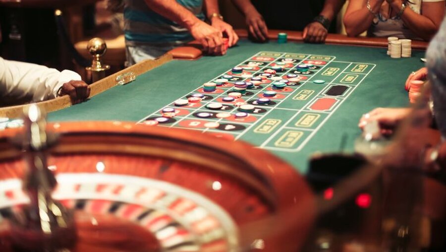 Roulette-Tisch in einem Casino / © Simfalex (shutterstock)