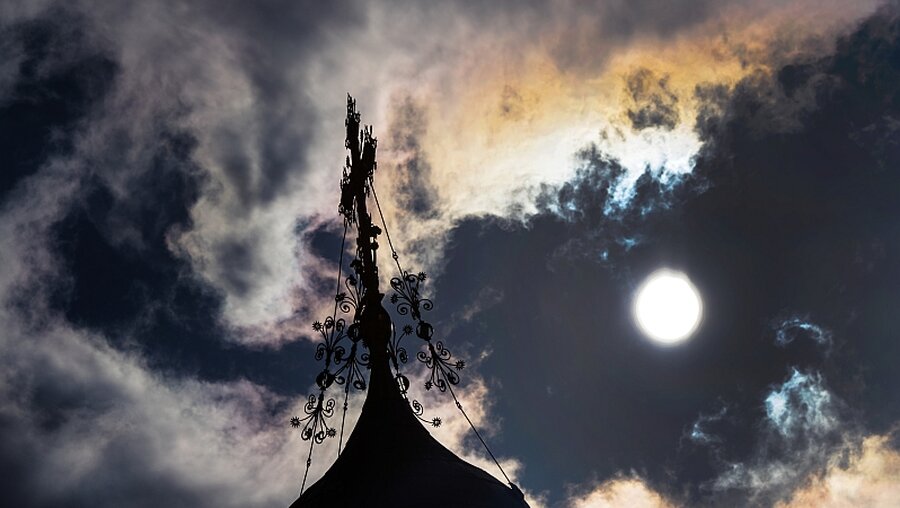 Dunkle Wolken über der orthodoxen Kirche / ©  Andreas Arnold (dpa)