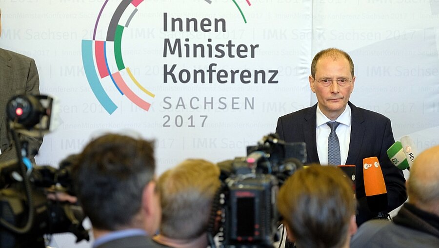 Sachsens Innenminister Ulbig (CDU) bei der Innenministerkonferenz in Leipzig  / © Sebastian Willnow (dpa)