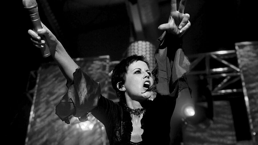 Sängerin Dolores O'Riordan ist tot / © Britta Pedersen (dpa)