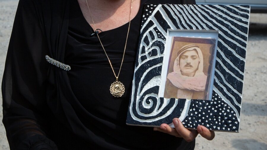Salwa Salem Copty mit einem Foto ihres verstorbenen Vaters Fares / © Andrea Krogmann (KNA)