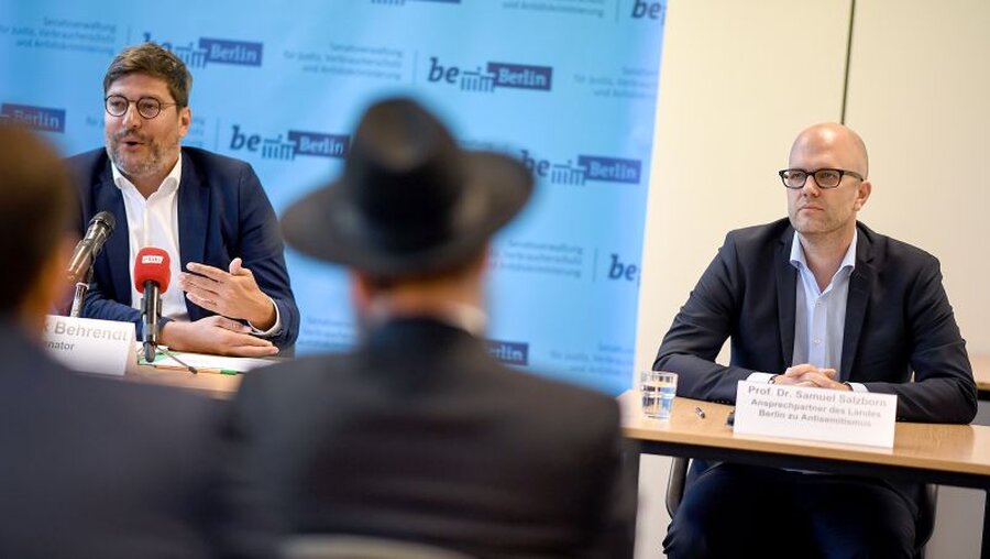 Samuel Salzborn, Ansprechpartner zu Antisemitismus des Landes Berlin, spricht bei einer Pressekonferenz / © Britta Pedersen/dpa-Zentralbild (dpa)