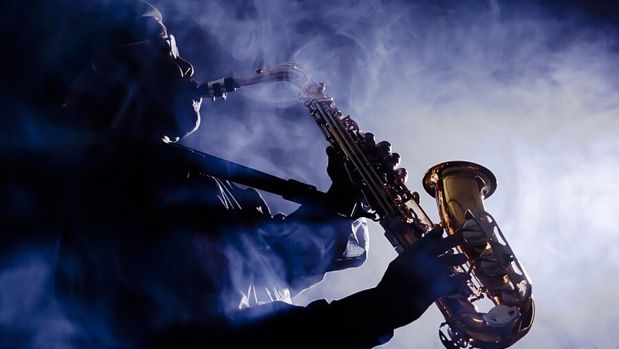 Saxofonspieler in Nebelschwaden eingehüllt / © Geoff Goldswain  (shutterstock)