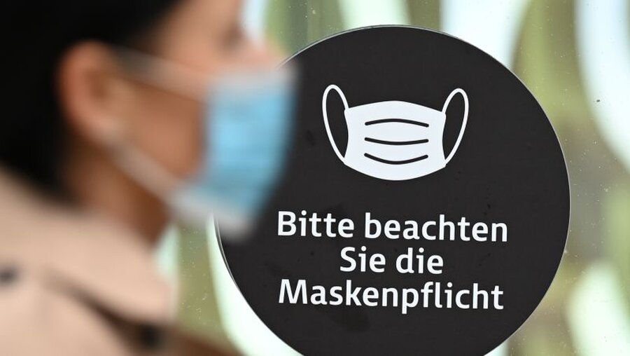Schaufensterscheibe mit der Aufschrift "Bitte beachten Sie die Maskenpflicht" / © Arne Dedert (dpa)